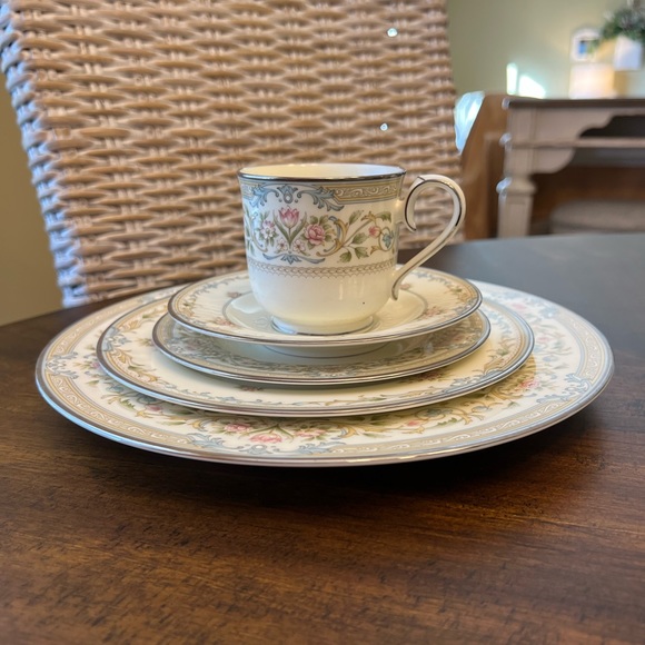 Noritake Bone China 4776 DONOVAN 5 piece set - Picture 1 of 4